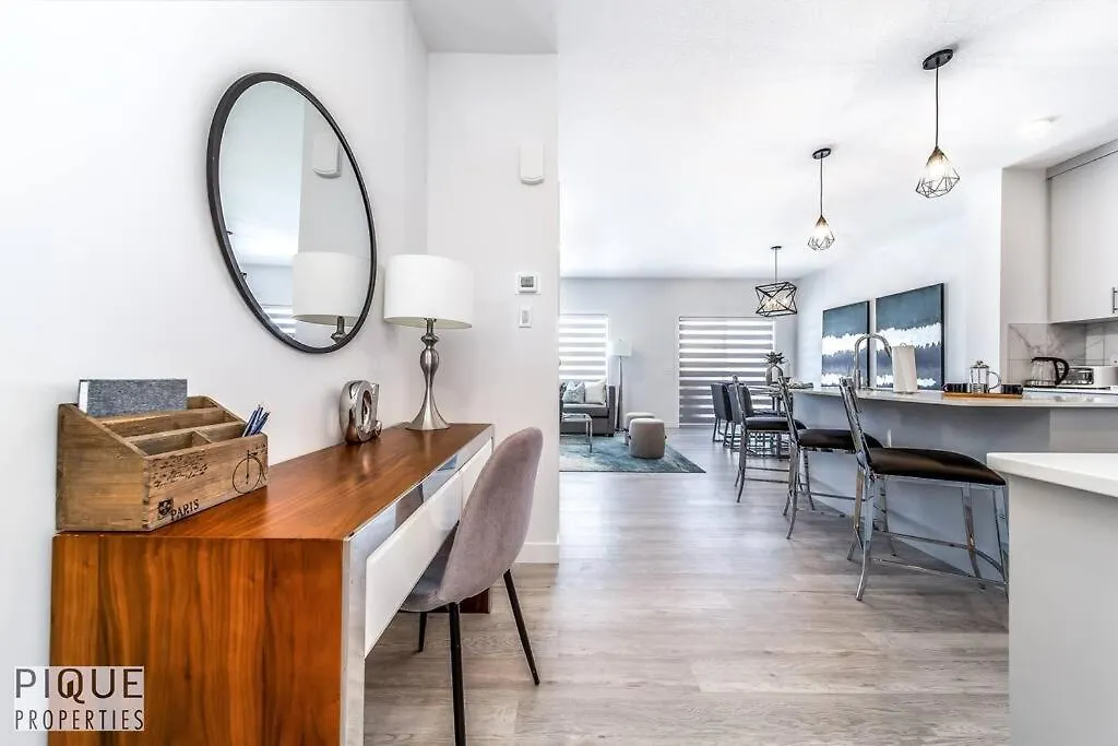 *New*Chic Modern Home*King Bed*Foosball*Sleeps 8! Edmonton Holiday home